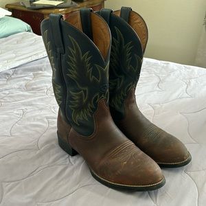 Men's cowboy boots. Size 10.5 Ariat leather